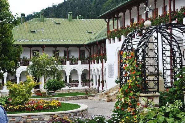 MANASTIRI CU HAR DIN MOLDOVA 20 Iunie - imagine 2