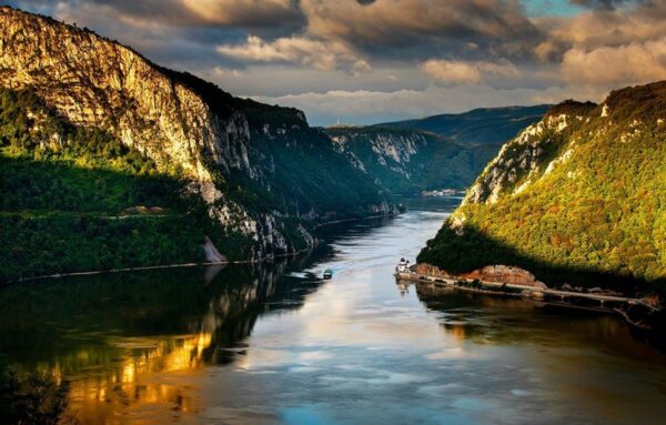 Cazanele Dunării — Lacul Ochiul Beiului — Cascada Beușnița — 01-03 Mai - imagine 3