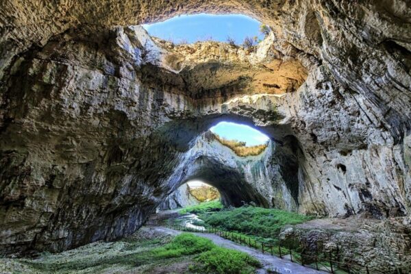 Descoperă Comorile Naturale ale Bulgariei — Lovech, Cascadele Krushuna și Peștera Devetashka — 09 Mai 1 Descoperă Comorile Naturale ale Bulgariei — Lovech, Cascadele Krushuna și Peștera Devetashka — 09 Mai