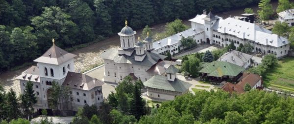 MANASTIREA PRISLOP- MORMANTUL SFANTULUI CUVIOS MARTURISITOR ARSENIE DE LA PRISLOP 27 Iunie - imagine 2